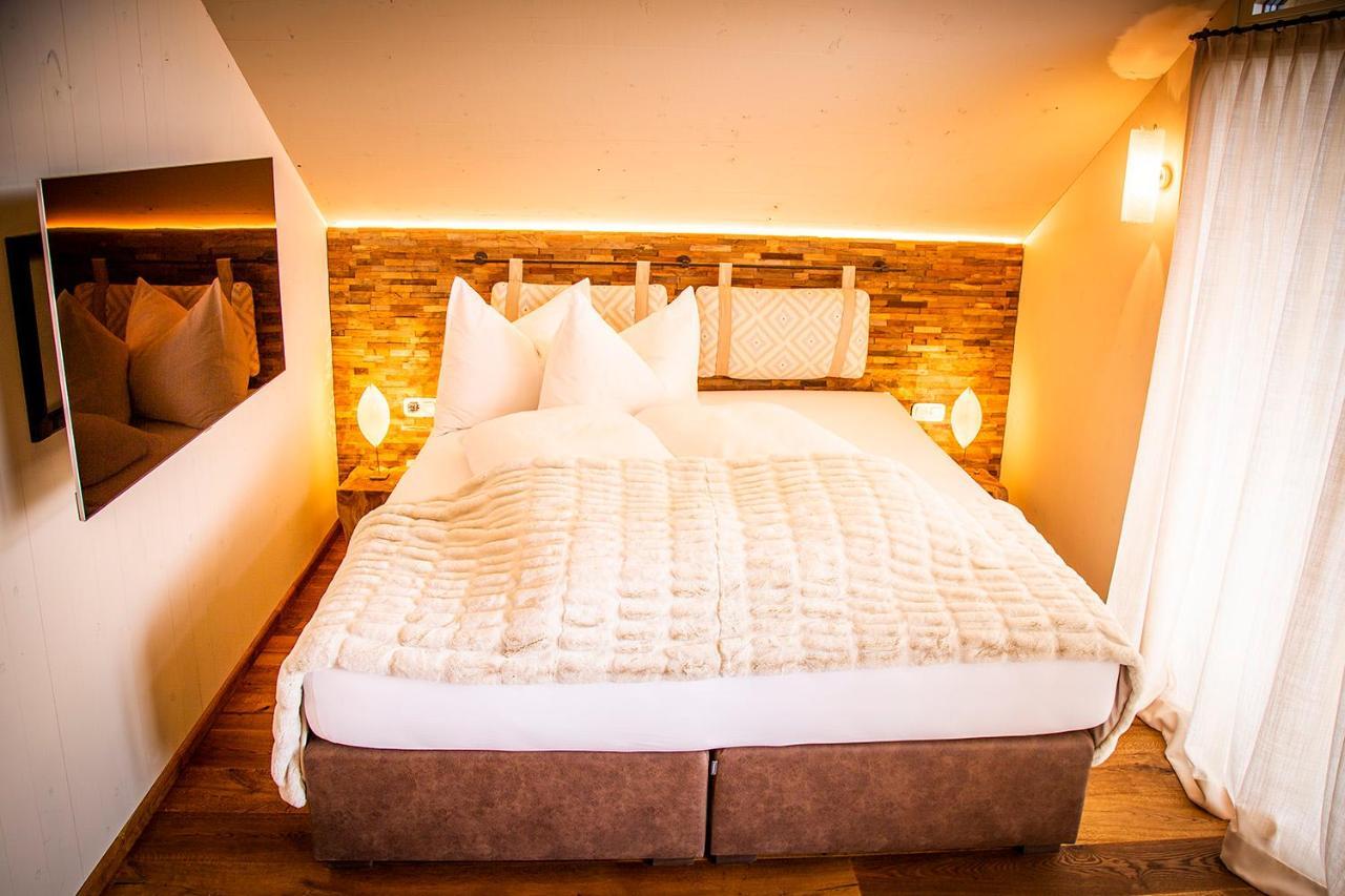 Golden Hill Country Chalets & Suites Waldschach Exterior foto